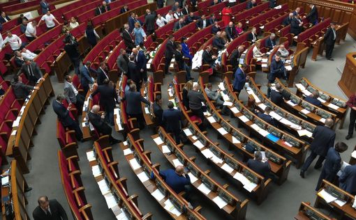 Нардепы приняли законопроект об украинском языке. Спели гимн