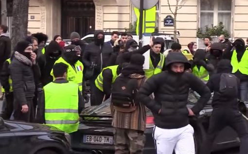 Водометы и слезоточивый газ: в Париже годовщина протестов