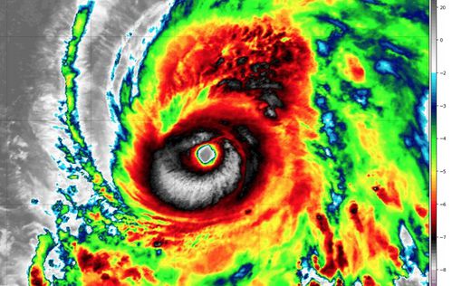 Ураган Лоренцо несется через Атлантику с рекордной силой