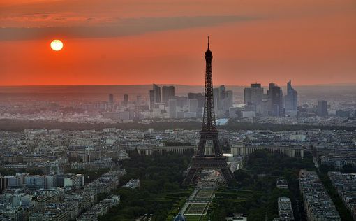 В Париже хотят снова перекрасить главный символ города