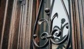 Исторические дубовые ворота Львова заиграли новыми красками | Фото 1