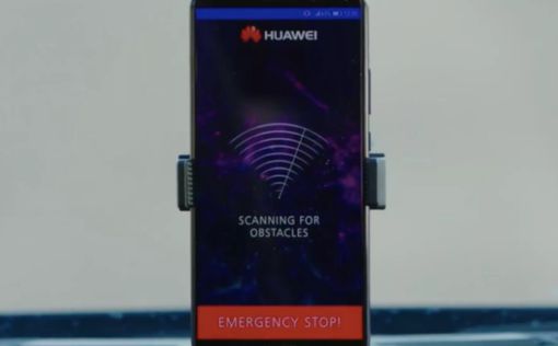 Смартфон Huawei управляет автомобилем без водителя