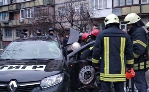 В Киеве автомобиль въехал в остановку транспорта