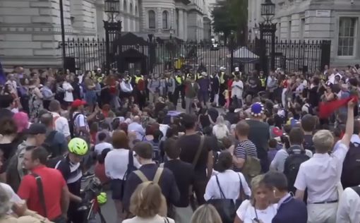 Британию охватили протесты из-за Джонсона