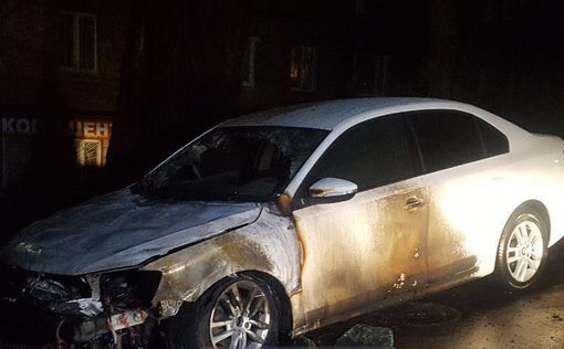 В Киеве разбили и сожгли машину посольства России