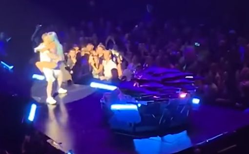 Леди Гага запрыгнула на поклонника и упала со сцены