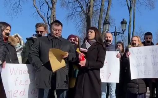 В Киеве протестуют журналисты оппозиционных телеканалов
