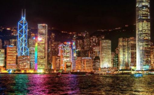 В гавани Гонконга горит популярный у туристов ресторан
