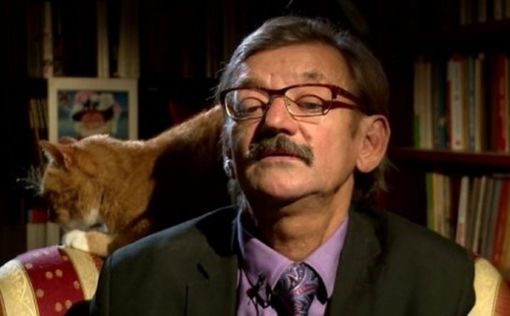 Любопытный кот ворвался в интервью польского историка