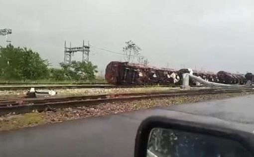 На севере Италии торнадо раскидал товарный поезд