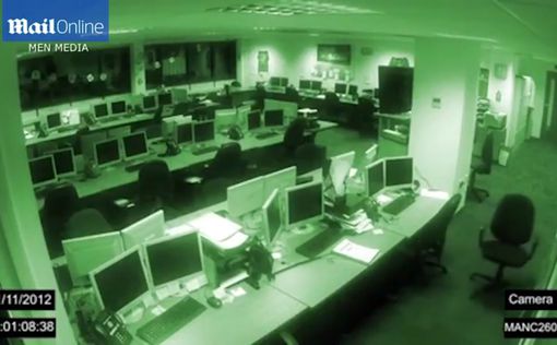 Камеры в офисе Манчестера сняли "полтергейст"