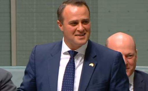 Депутат сделал предложение мужчине в парламенте Австралии