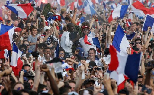 На победу сборной Франции парижане отреагировали погромами