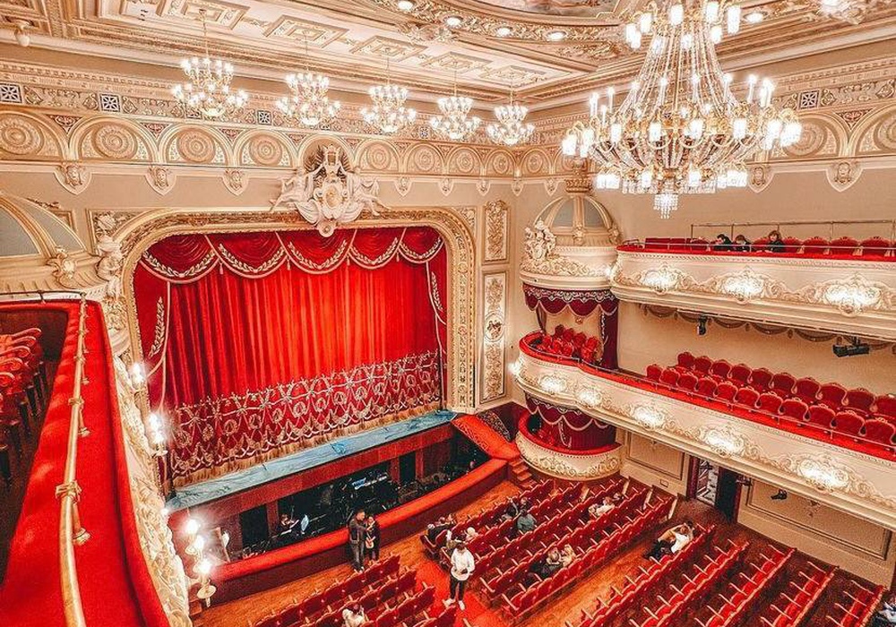 Прогулка в другую реальность – в Киевский театр оперетты. Фото