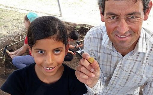 Израильская школьница обнаружила золотую монету 9-го века
