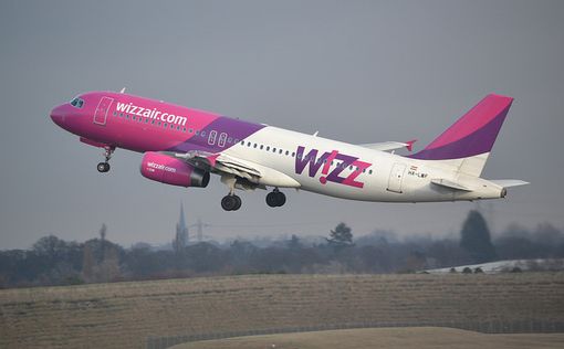 В летевший самолет Wizz Air ударила молния