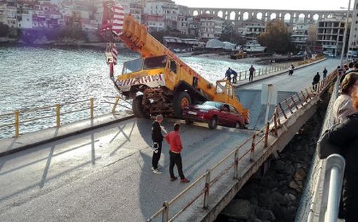 В Греции рухнул автомобильный мост, движение заблокировано