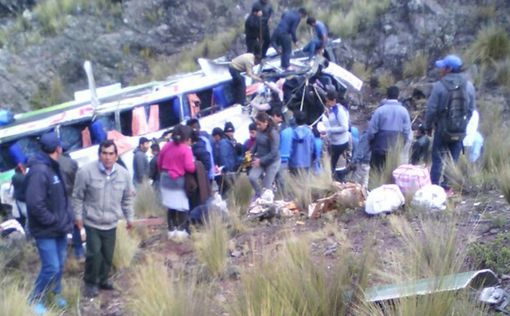 В Перу пассажирский автобус сорвался в пропасть: 11 погибших