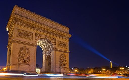 Париж: массовая эвакуация возле Триумфальной арки