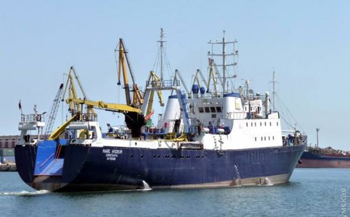 В гавань Одессы зашло судно с беспилотной подлодкой (фото)