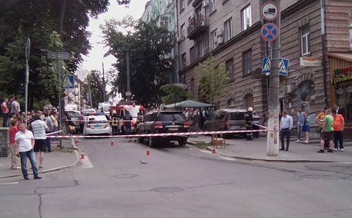 ЧП в Киеве: в центре города взорвался джип (фото, видео)