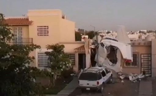 Самолет рухнул на жилой дом в Мексике, есть жертвы