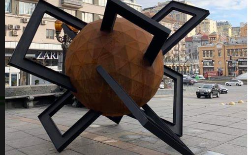 В Киеве вместо «синей руки» установили другую скульптуру