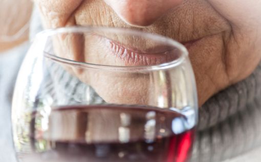 Умеренный алкоголизм понижает риск Альцгеймера