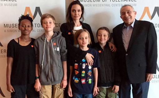 Анджелина Джоли с детьми посетила Центр Симона Визенталя