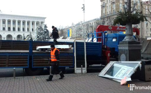 В Киеве начали сносить МАФы под Майданом