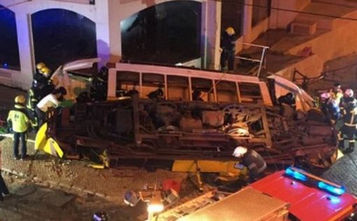 Почти 30 человек пострадали при аварии трамвая в Лиссабоне