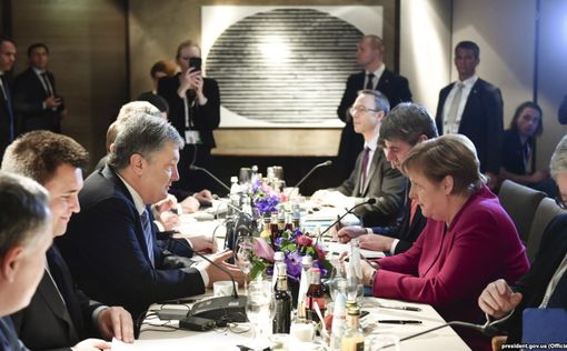 Порошенко обсудил с Меркель «азовский пакет» санкций