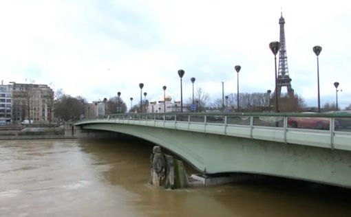 Наводнение в Париже: Лувр опасается затопления музея