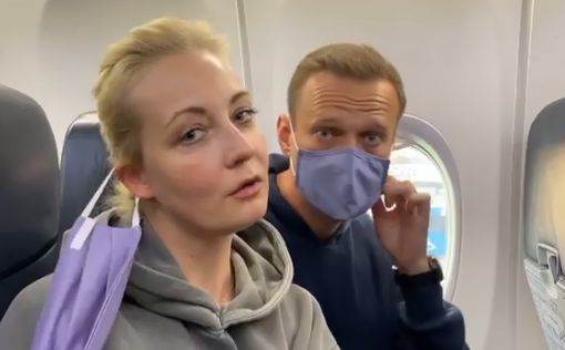 Самолет с Навальным приземлился в другом аэропорту