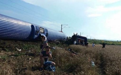 Пассажирский поезд сошел с рельсов в Турции, есть жертвы
