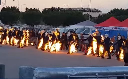 В Кейптауне прошло шествие людей-факелов