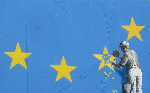 Banksy посвятил Brexit мурал со сбитой звездой