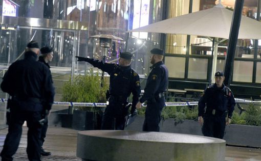 В Швеции открыли стрельбу в торговом центре