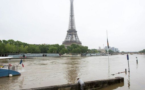 Из-за наводнения в Париже закрыли Лувр и музей Орсе