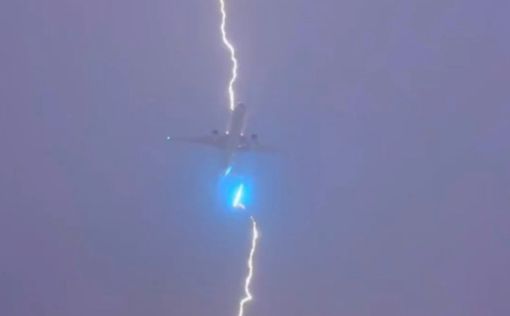 Ужасающее видео: молния попала в самолет с 550 пассажирами на борту