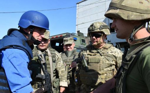 Глава Минобороны посетил украинских военных