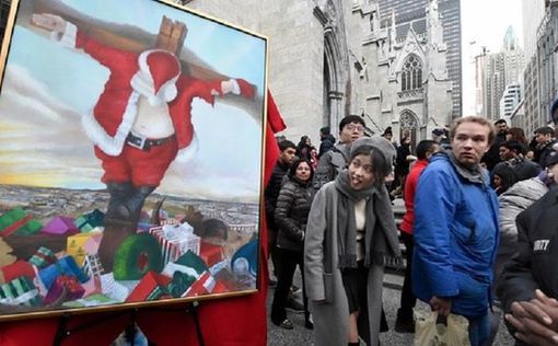 В Нью-Йорке представили картину с распятым Санта-Клаусом