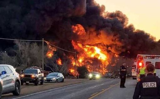 Мощный взрыв в Техасе: поезд с нефтью врезался в грузовик