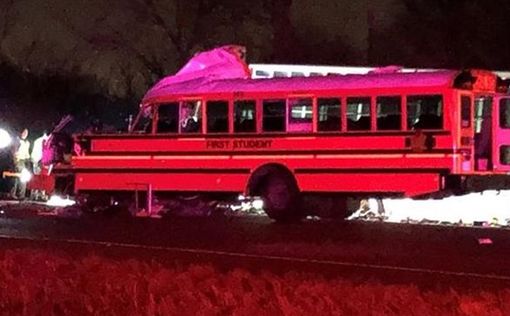 В США школьный автобус столкнулся с фурой, двое погибших