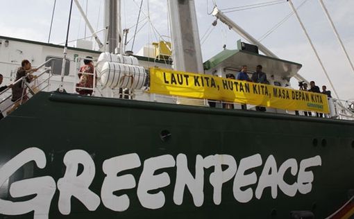 Активисты "Гринпис" высадились на судно с пальмовым маслом