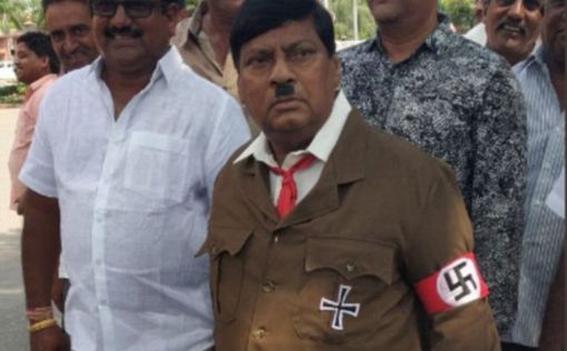 Индийский депутат пришел в парламент в костюме Гитлера