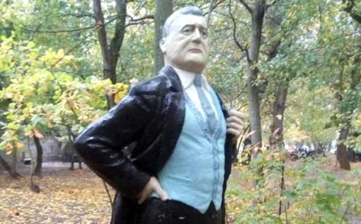 В Украине установили памятник Порошенко