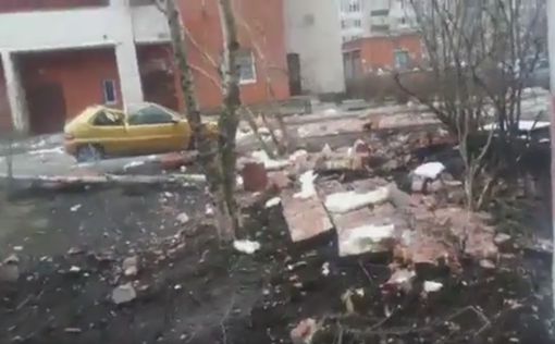 Очевидцы: В жилом доме в Петербурге произошел взрыв