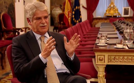 Глава МИД Испании упал в обморок на дебатах в Давосе 