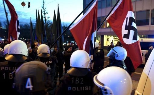 Финляндия: копы изъяли флаги со свастикой